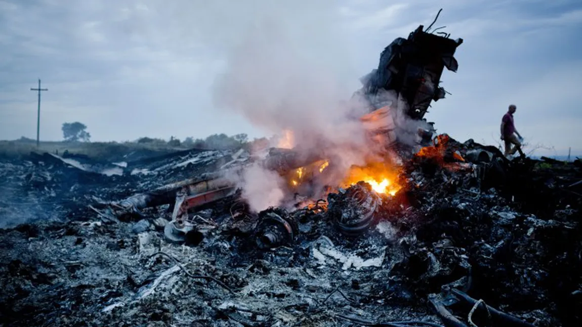 Avionul doborât în Ucraina: o echipă internaţională anchetează doborârea zborului MH17 al Malaysia Airlines. Sunt patru suspecţi