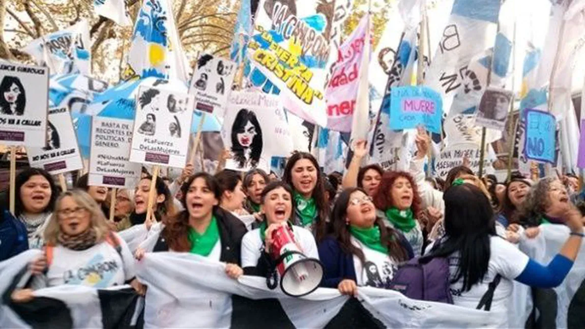 Mii de femei protestează în Argentina şi cer decretarea stării de urgenţă ca urmare a violenţelor de gen