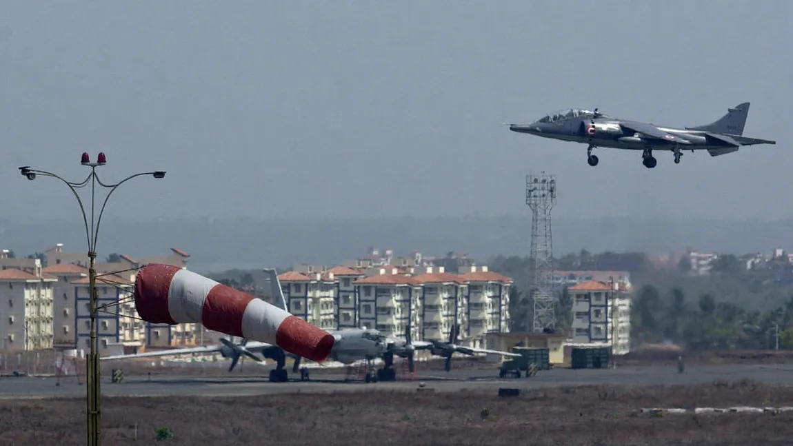 Incendiu pe aeroport, după ce un avion a pierdut un rezervor, la decolare. Toate zborurile au fost anulate