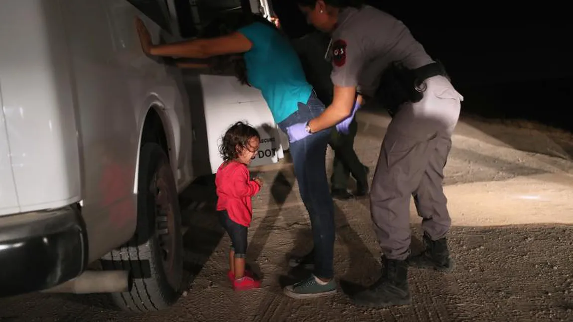 Un bebeluş român, cel mai mic copil luat de Administraţia Trump de lângă părinţi la graniţa cu Mexicul