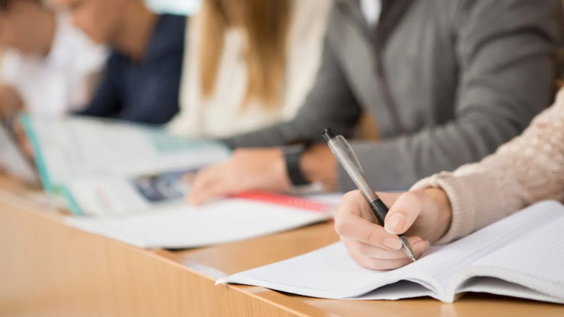 Oficial din Ministerul Turismului, DESCALIFICAT de la un concurs de promovare în funcţie după ce a fost prins că A TRIŞAT