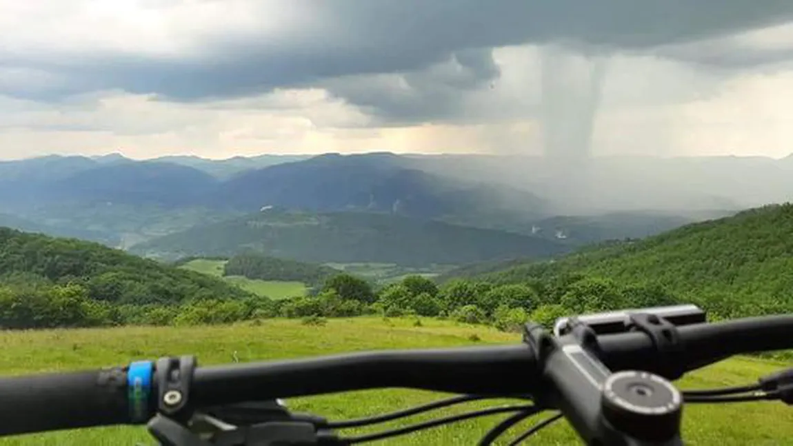 Fenomen meteo extrem: Tornadă surprinsă lângă Alba Iulia