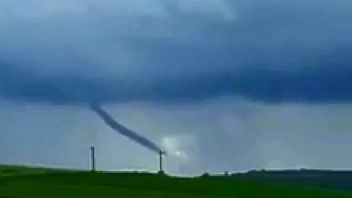 Un fuior de tornadă a speriat mii de români. Imagini cu fenomenul care a devenit viral VIDEO