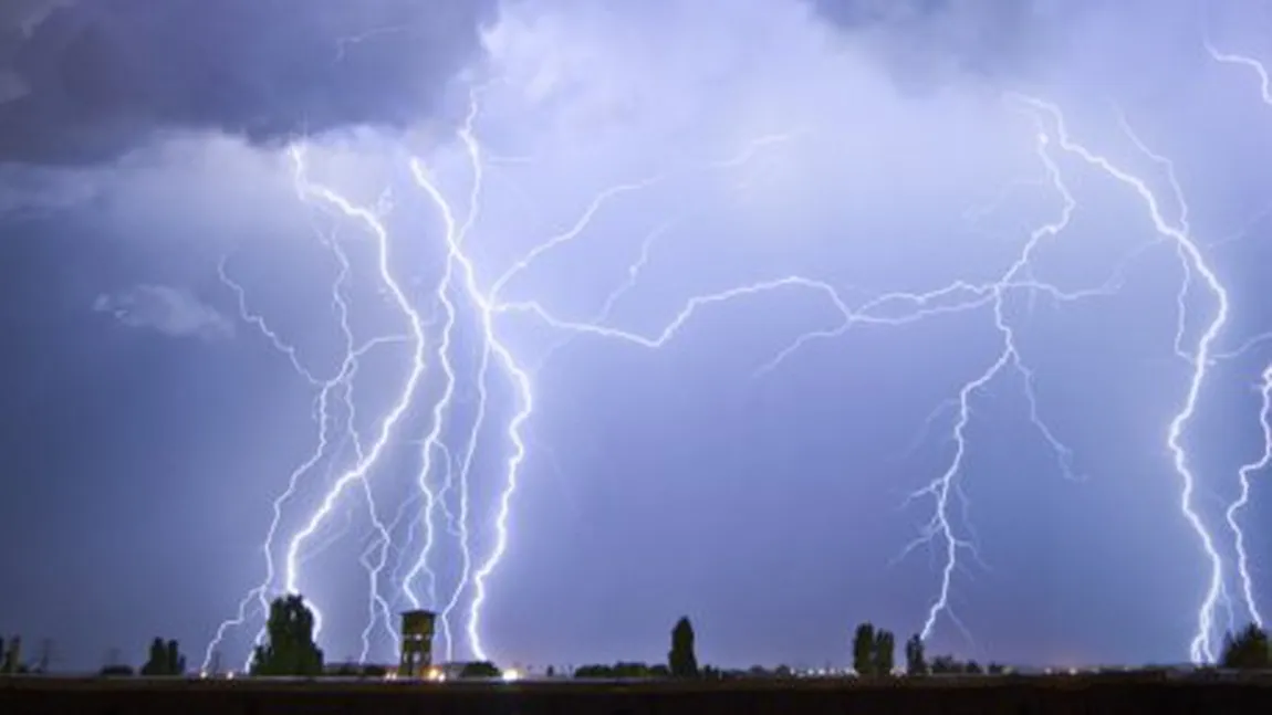 Avertizare meteo pentru aproape toată ţara. Unde lovesc furtunile