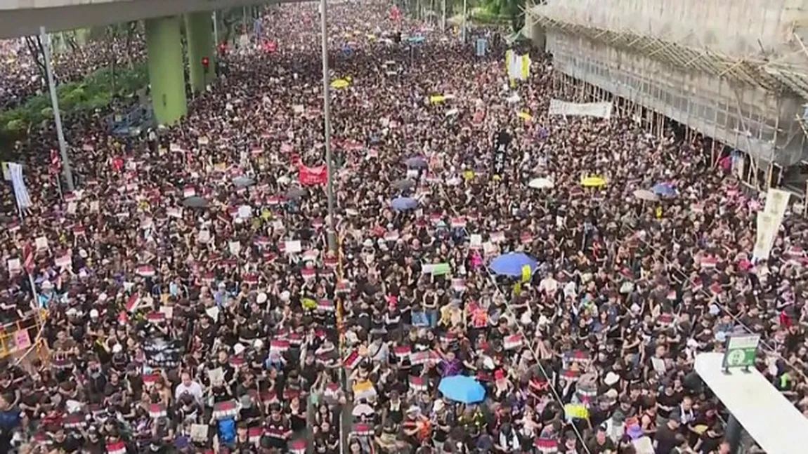 Protest masiv, duminică, la Hong Kong. Sute de mii de persoane cer demisia şefei Executivului