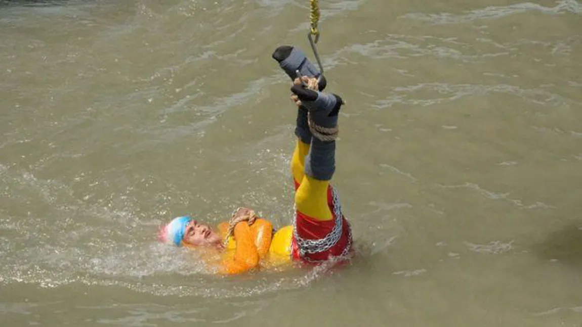 Iluzionist, dispărut în apele unui râu din India, în timp ce executa un truc marca Houdini