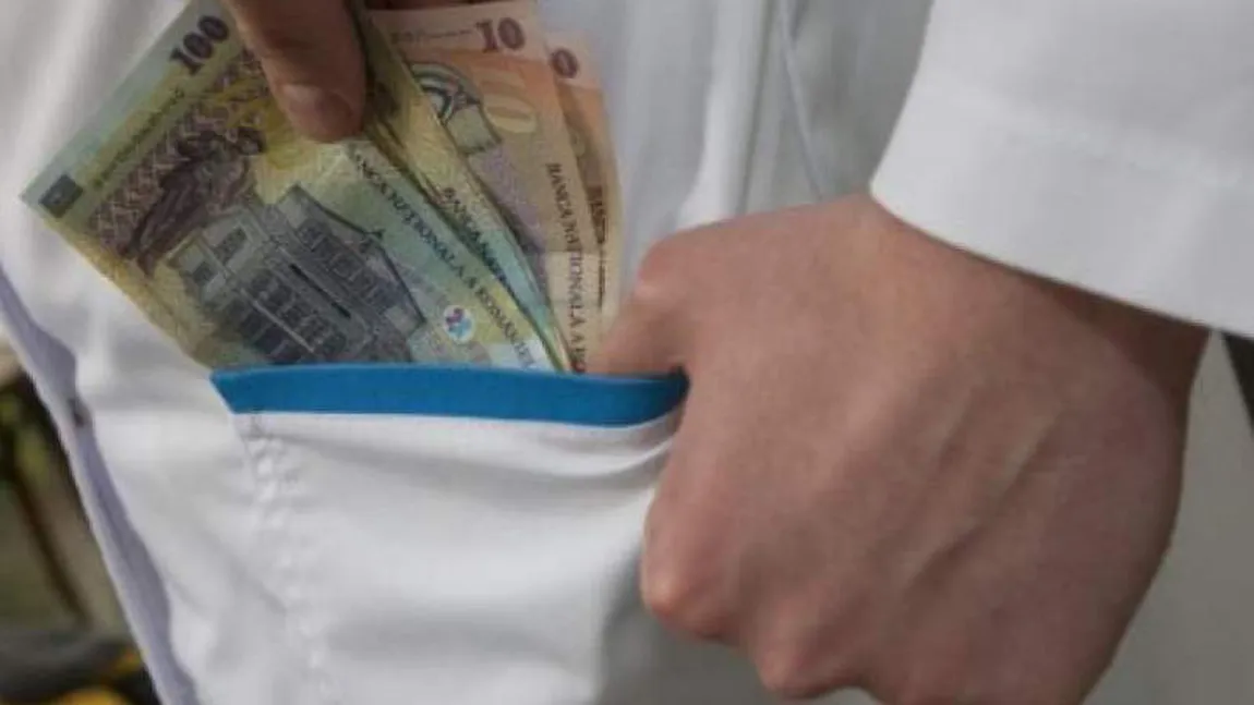 O pacientă îi cere banii înapoi medicului care a operat-o. Discuţia dintre femeie şi doctor a fost înregistrată