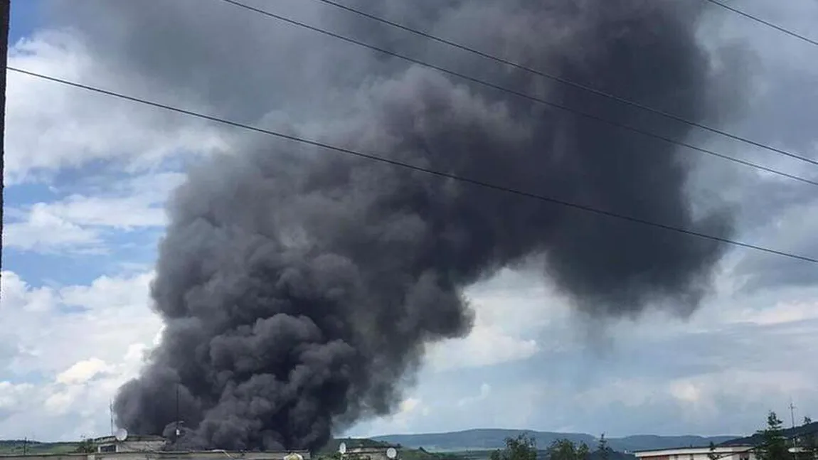 Incendiu puternic la o firmă de dezmembrări auto. Doi muncitori cu arsuri grave, duşi la spital VIDEO