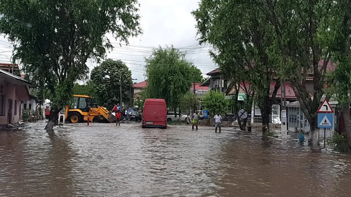 Vremea rea continuă să facă ravagii în România. Gospodării inundate, drumuri rupte sau acoperite de ape în mai multe judeţe