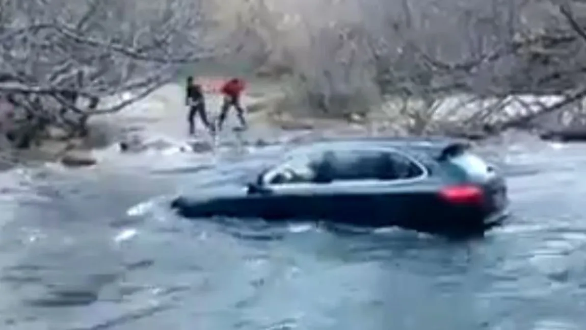 Maşină luată de viitură, la Buzău. Şoferul s-a salvat în ultima clipă