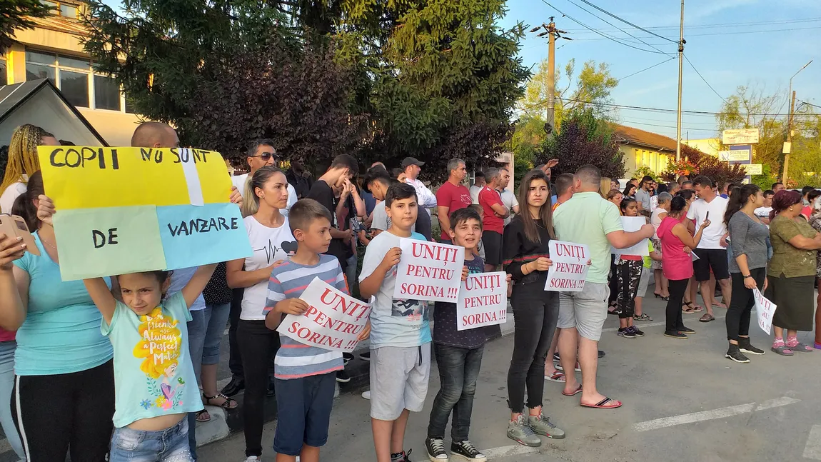 Manifestaţie la Baia de Aramă pentru Sorina, fetiţa dată spre adopţie unei familii de români din SUA