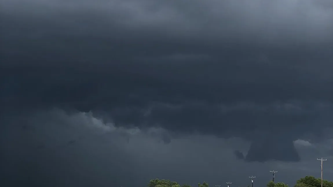 Fenomenul care i-a speriat pe oameni. Ce a apărut pe cer, cum explică meteorologii fenomenul VIDEO