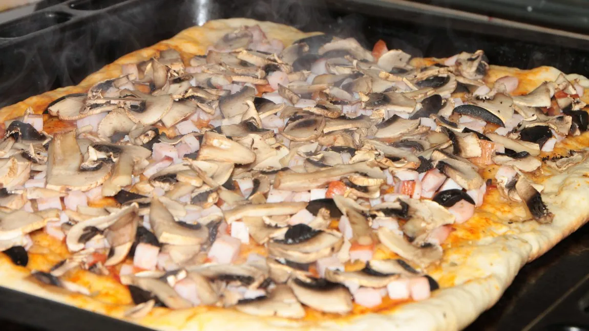 Pizza de casa cu carnati si ciuperci