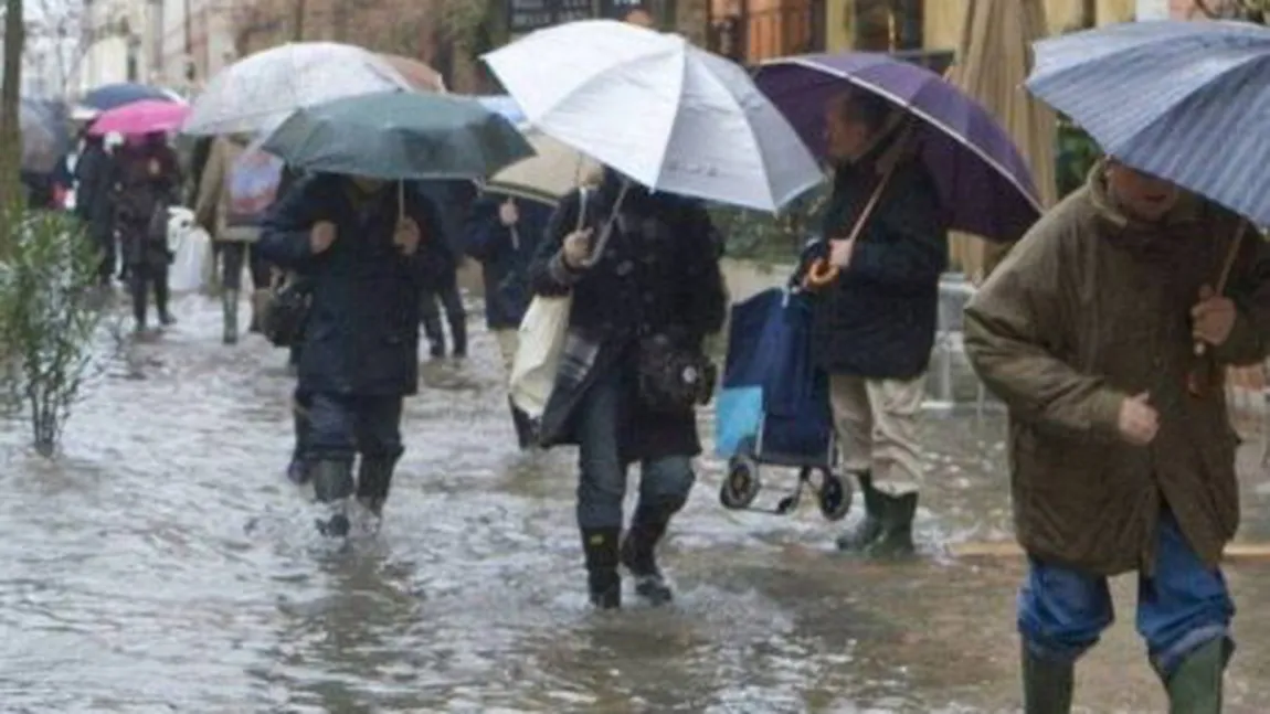 Avertizare de furtuni în toată ţara încă două zile. O tornadă a fost filmată în Covasna