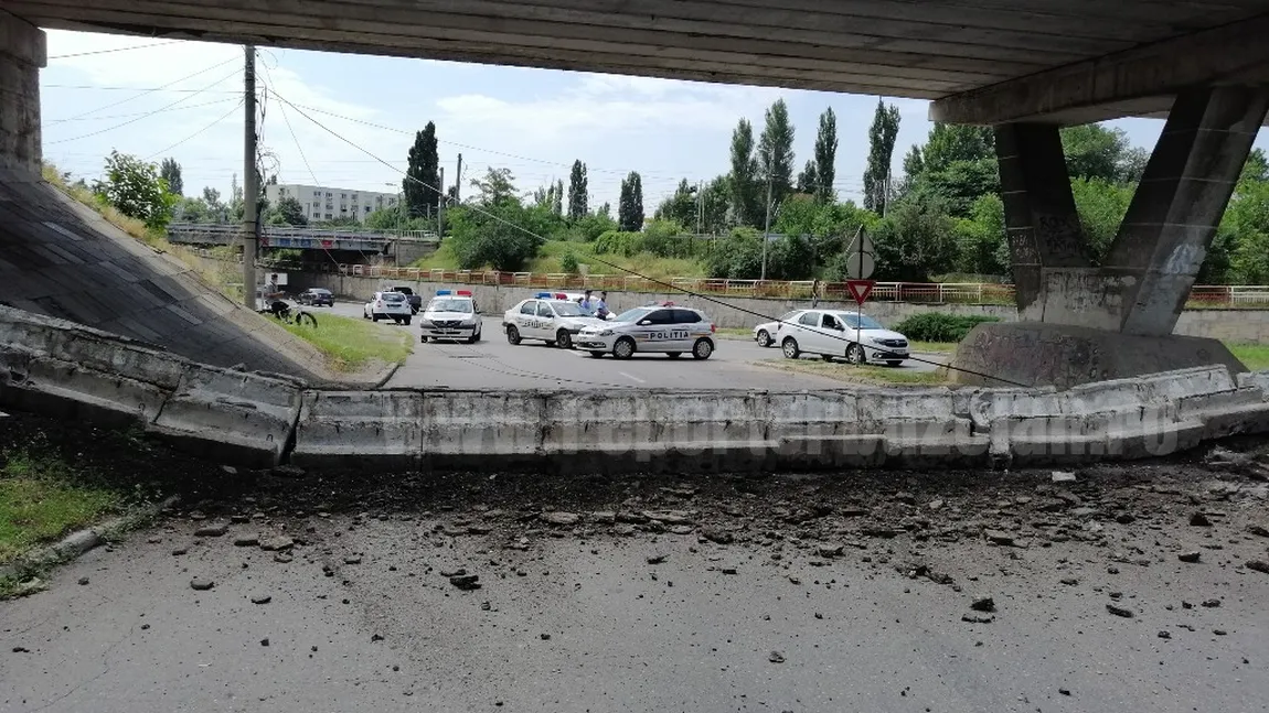 O bucată dintr-un pod peste o şosea din Buzău s-a prăbuşit. Circulaţia blocată, nu au fost victime FOTO VIDEO