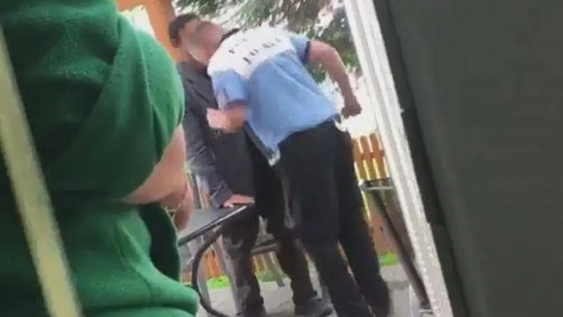Imagini şocante, surprinse întâmplător. Un cerşetor este bătut de un poliţist VIDEO