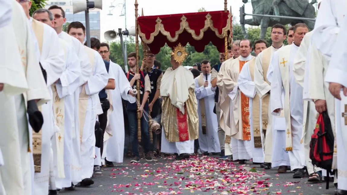 Procesiune cu Preasfântul Sacrament pe străzile din centrul Bucureştiului, duminică după-amiază