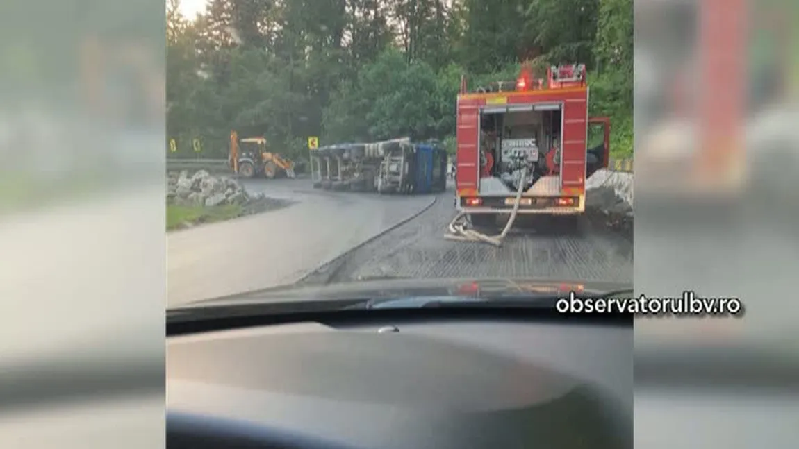 Circulaţie rutieră blocată pe DN 1 după ce un autocamion s-a răsturnat pe carosabil