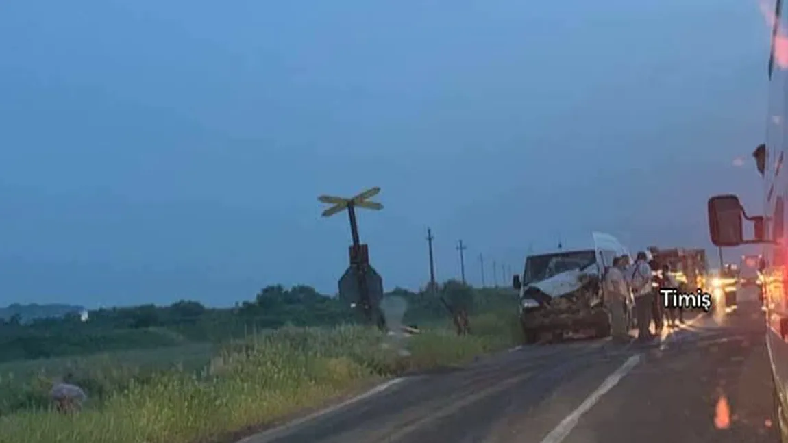 Microbuz cu şapte persoane, lovit de tren în Timiş. Accidente grave miercuri pe şoselele din ţară