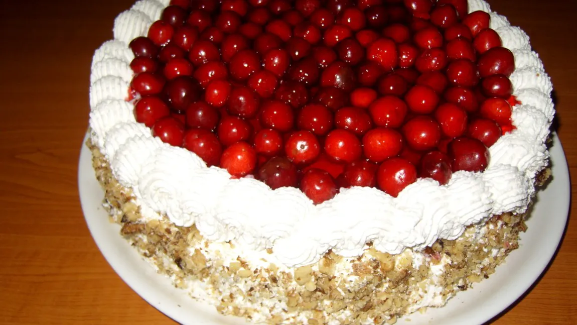 Tort cu cirese. Racoros, de vara
