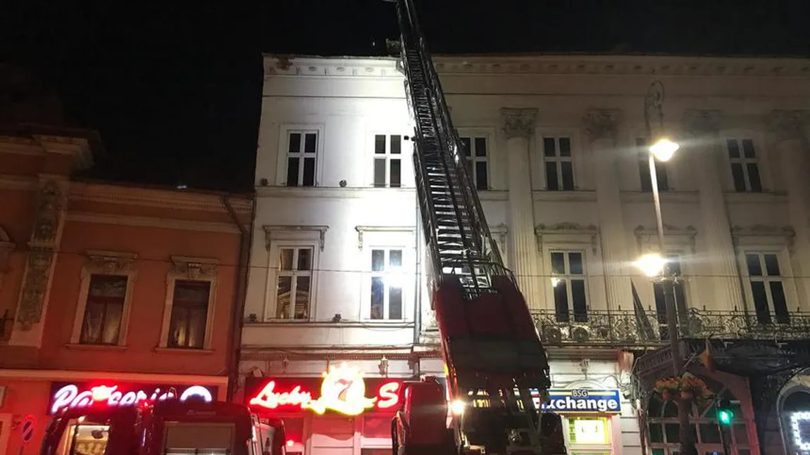 Un horn de pe un hotel din Arad a căzut peste o maşină