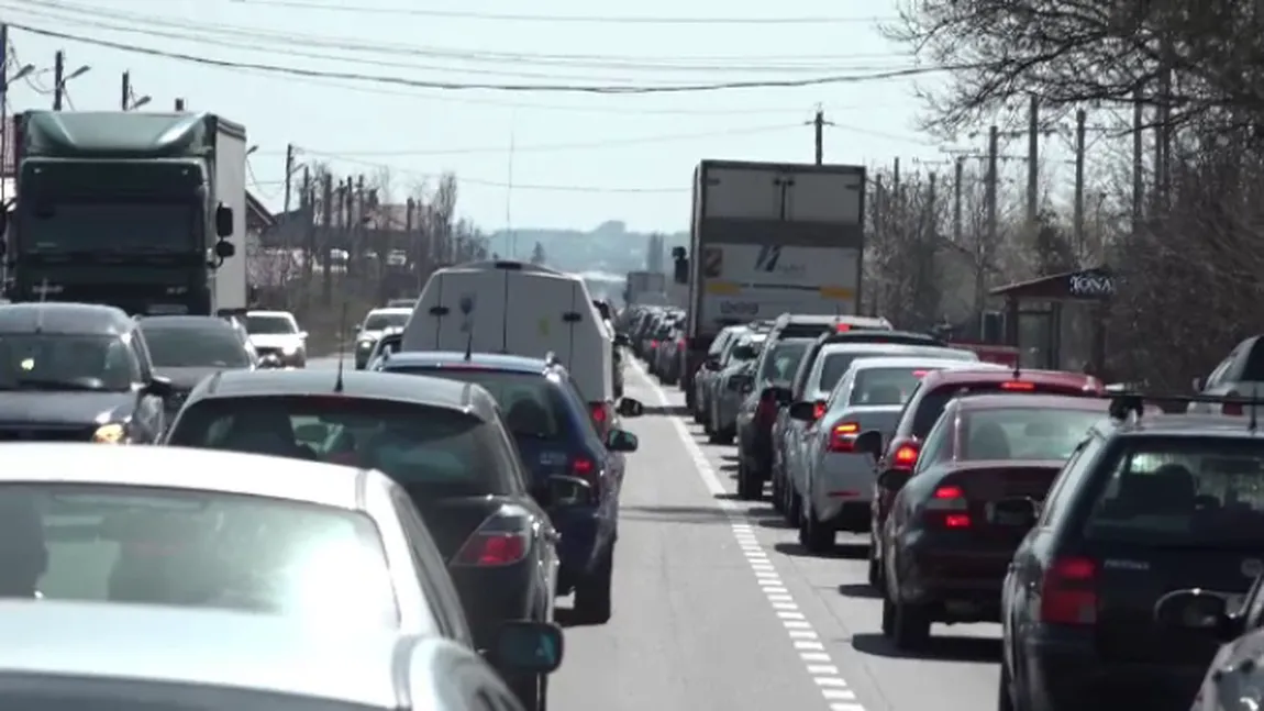 Trafic infernal pe Valea Prahovei. Maşinile circulă în coloană la Comarnic şi Buşteni