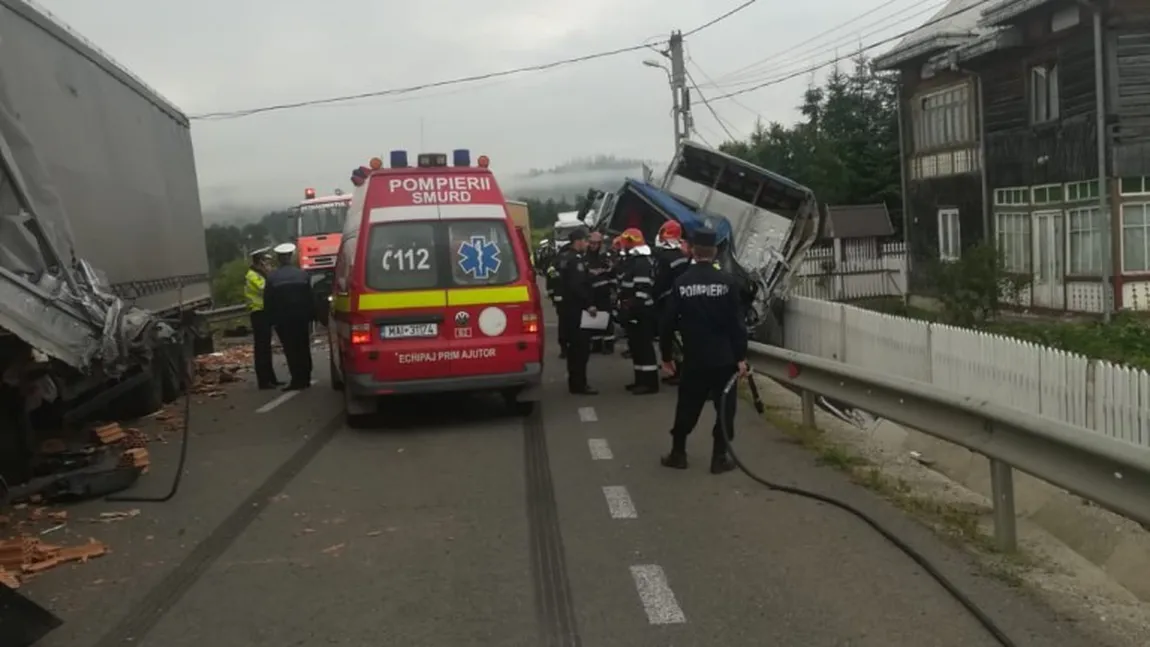 Accident grav în Suceava. Un TIR şi un camion s-au ciocnit frontal la Poiana Stampei