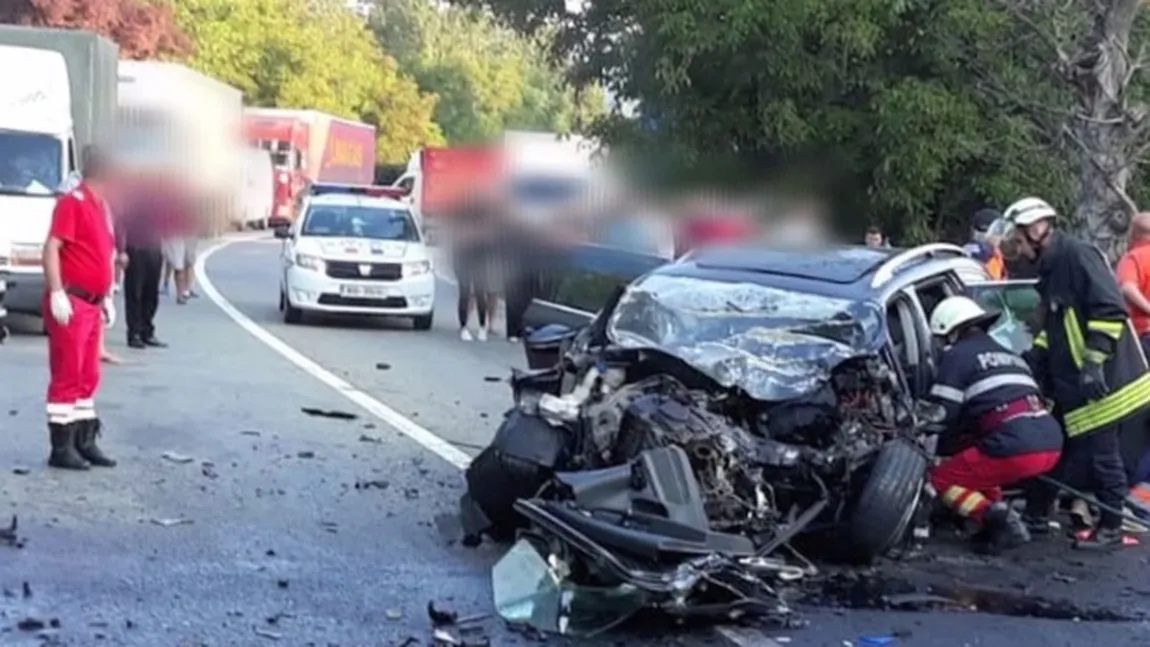 Accident cumplit în Călimăneşti. Două persoane au decedat şi patru au fost rănite după ce o maşină şi un TIR s-au ciocnit frontal