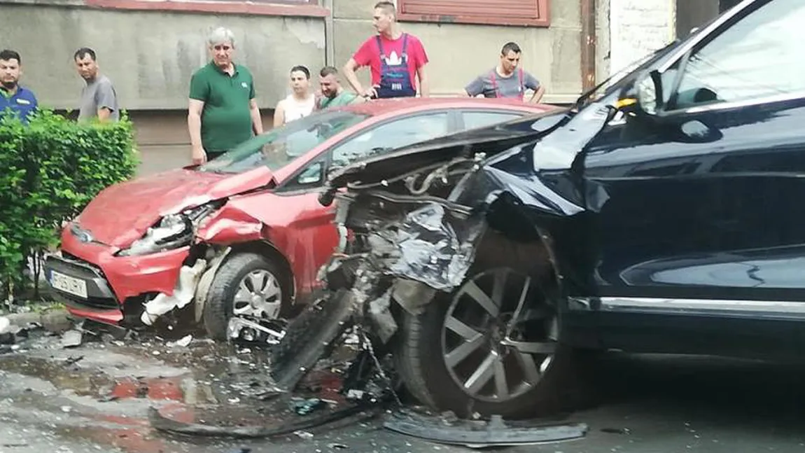 Ministrul Transporturilor, implicat într-un accident rutier. Răzvan Cuc a fost dus la Spitalul Floreasca pentru investigaţii VIDEO