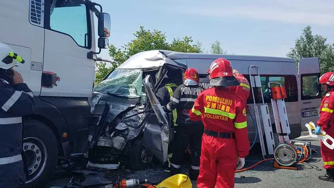 Accident CUMPLIT în Satu Mare. Un TIR a intrat într-un microbuz cu pasageri: sunt patru răniţi FOTO