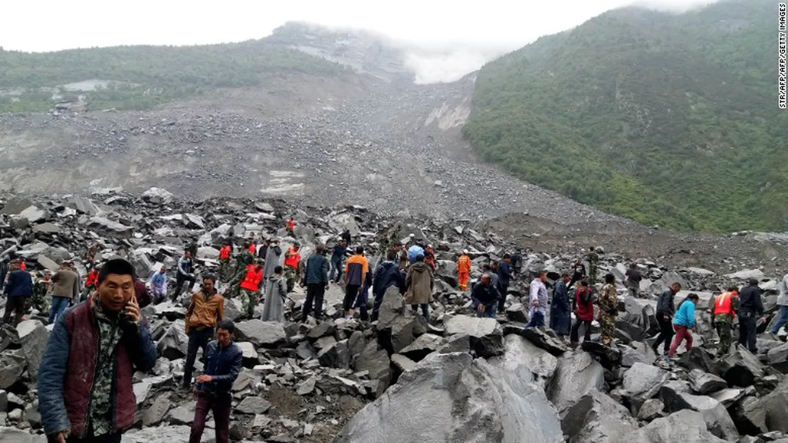 Zece persoane şi-au pierdut viaţa în urma alunecărilor de teren