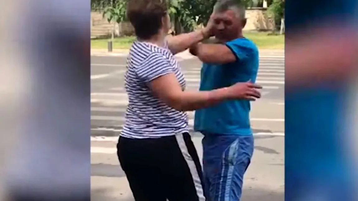 Bărbat bătut de o femeie în Arad. Trecătorii, în loc să-i despartă, i-au filmat VIDEO