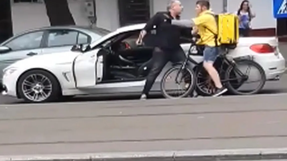 Biciclist bătut în trafic de un şofer. Imagini revoltătoare surprinse în Capitală VIDEO