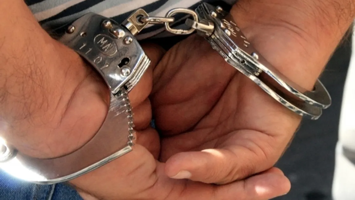 Doi bărbaţi din Vrancea, arestaţi după ce şi-au abuzat sexual fiicele, în vârstă de 7 şi 14 ani