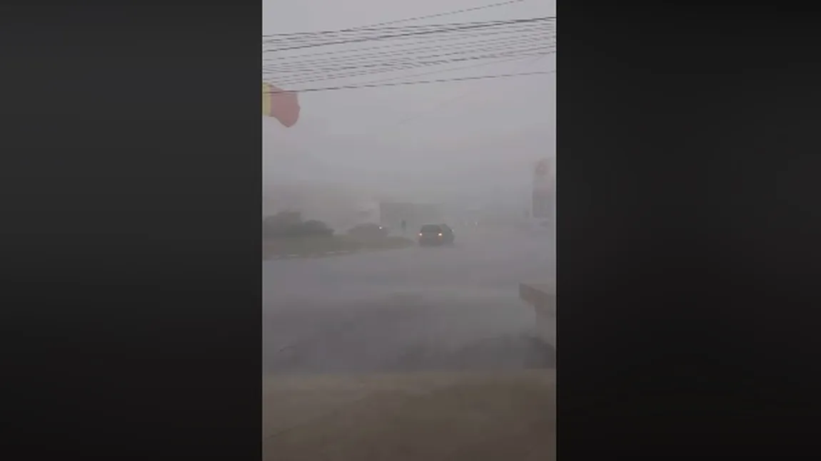 O ploaie torenţială însoţită de vijelie a făcut prăpăd în urmă cu puţin timp la Târgovişte VIDEO