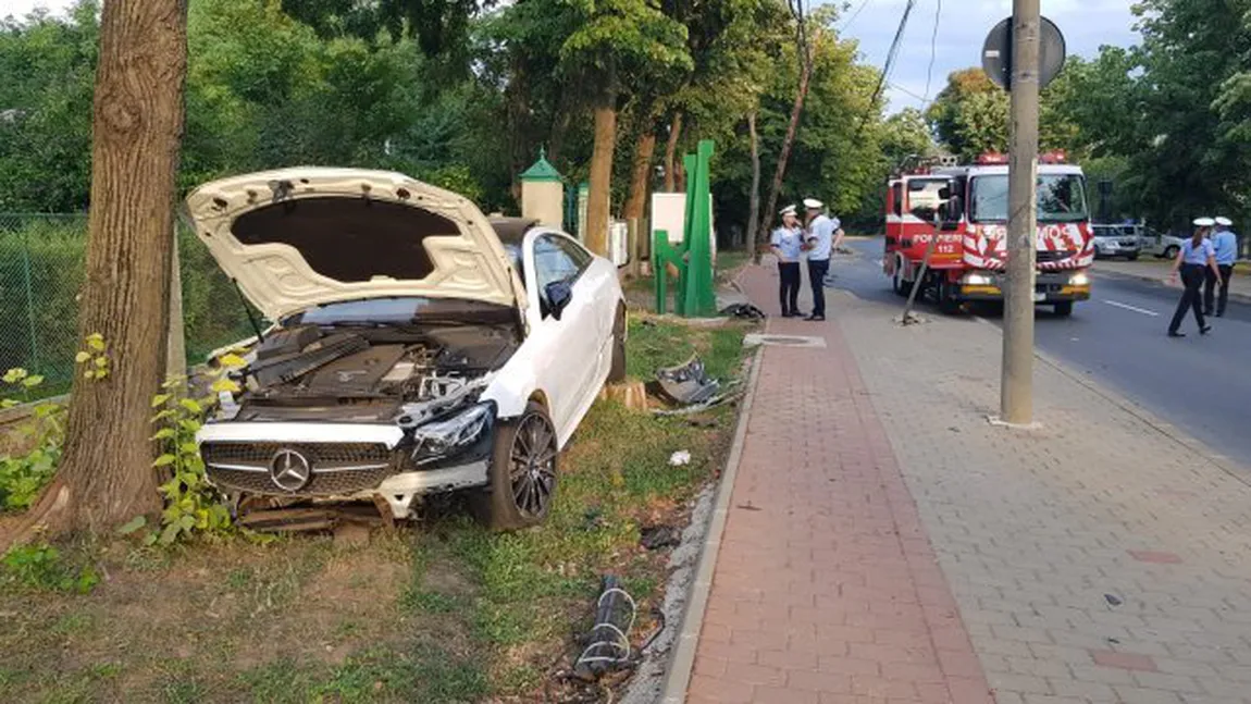 Un afacerist drogat a distrus cu maşina tot ce i-a apărut în cale şi s-a oprit într-un copac VIDEO