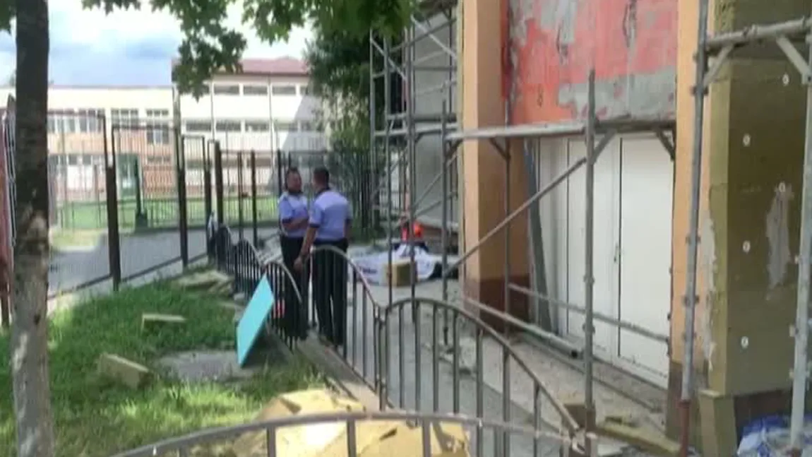Muncitor mort în timp ce lucra la renovarea unei şcoli din Râmnicu Vâlcea. Poliţia a deschis dosar penal