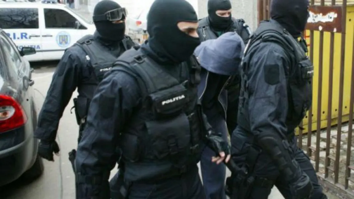 Percheziţii de amploare la o primărie din Dâmboviţa. Trei persoane au fost reţinute