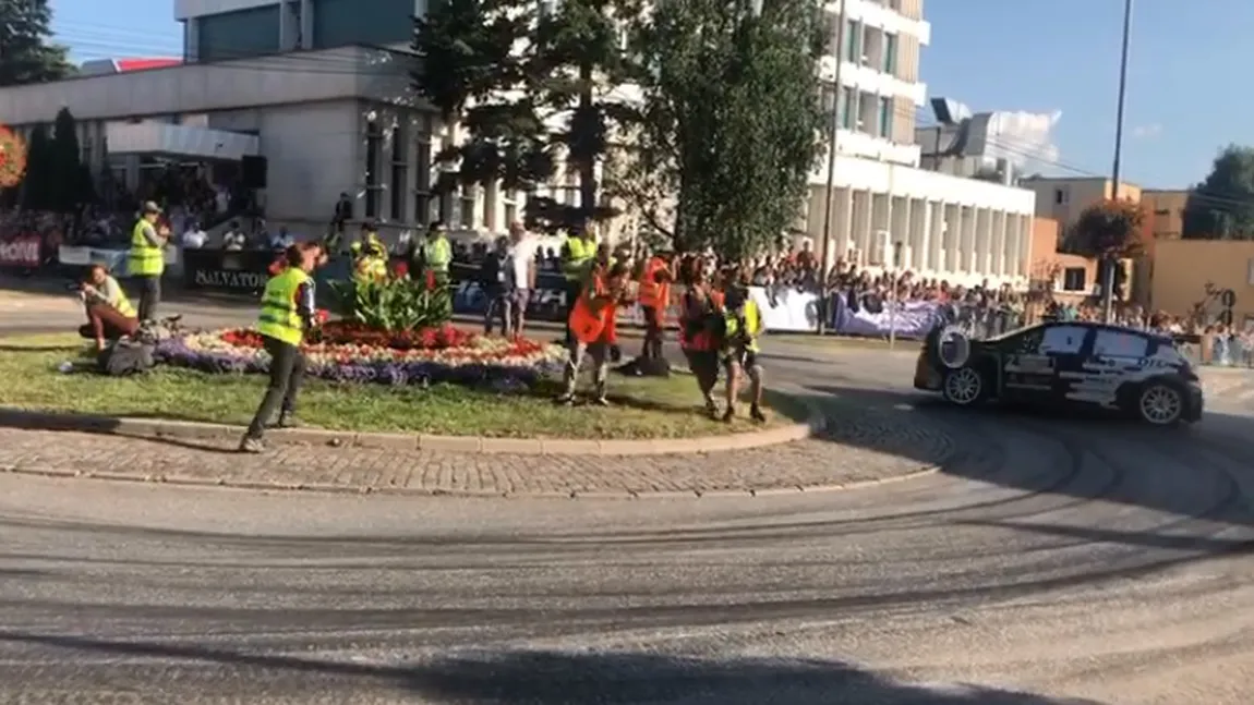 Incident la Raliul Harghitei. Roata unei maşini s-a desprins şi a zburat printre spectatori - VIDEO