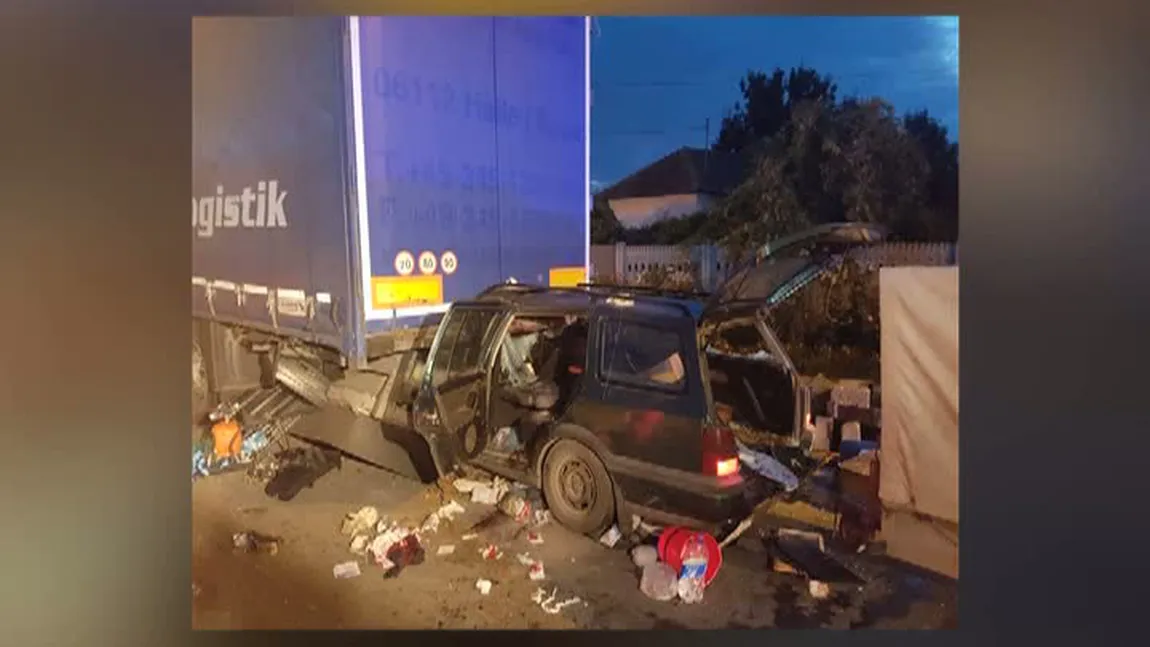 Accident grav în Filiaşi. Trei persoane sunt rănite după ce au intrat cu maşina sub un TIR