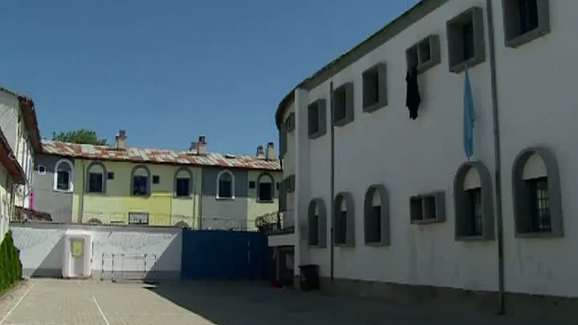 Un angajat al Penitenciarului de Maximă Siguranţă din Craiova, prins cu telefoane ascunse în adidaşi