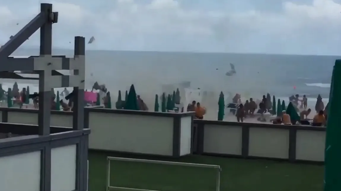 Tornadă de plajă. Turiştii au fugit îngroziţi VEZI VIDEO
