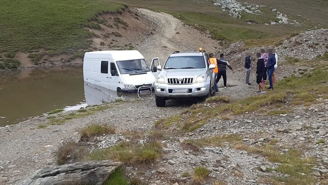 Turişti blocaţi pe Transalpina cu un microbuz