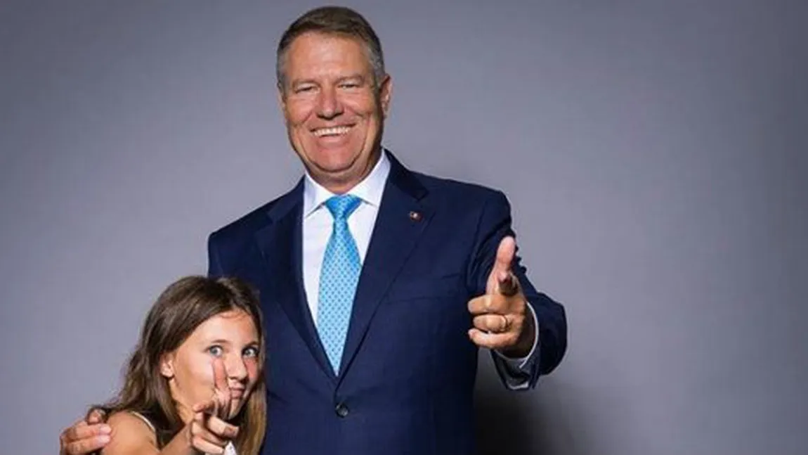 Fotograful care l-a pozat pe Klaus Iohannis îmbrăţişând un copil a şters pozele