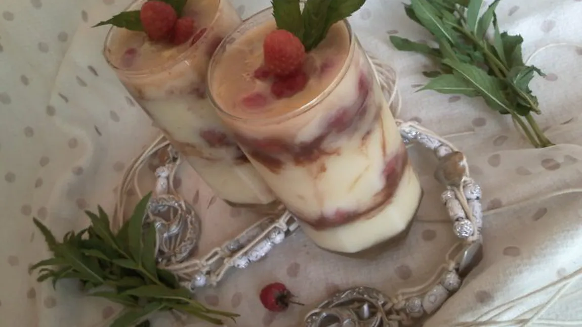 Desert de sezon: Budincă la pahar cu zmeura şi căpşuni