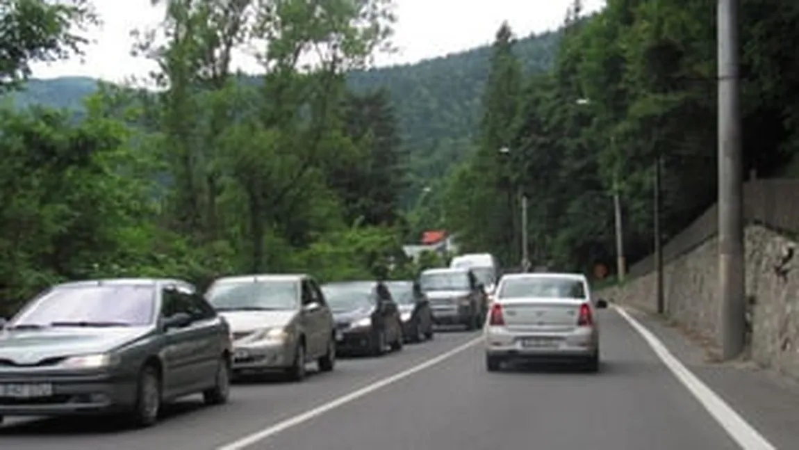 Aglomeraţie în staţiunile de pe Valea Prahovei. Se circulă în coloană pe DN1