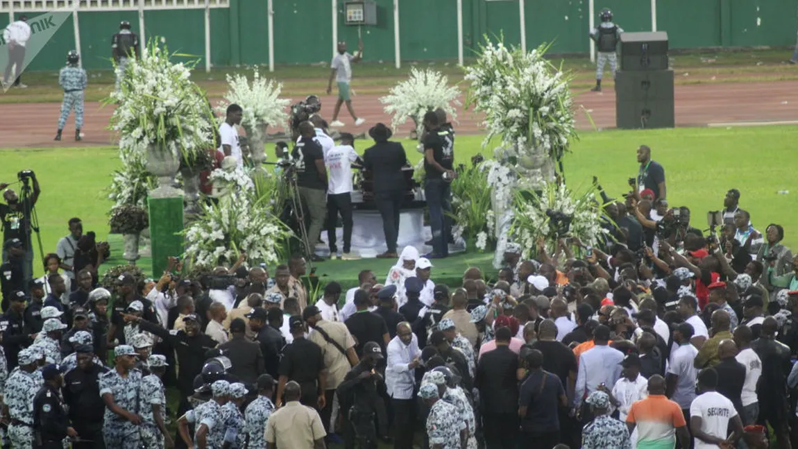 N-are linişte nici după moarte. Fanii lui DJ Arafat au deschis mormântul, pentru a-şi face selfie cu acesta VIDEO