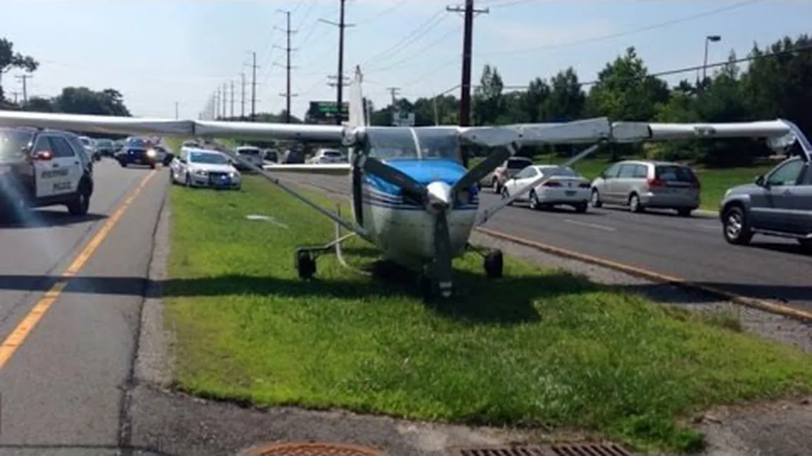 Şoferii de pe autostradă, în panică. Un avion a aterizat de urgenţă printre maşini VIDEO