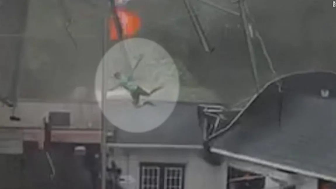 Oameni luaţi pe sus de furtună, imagini violente cu natura dezlănţuită VIDEO