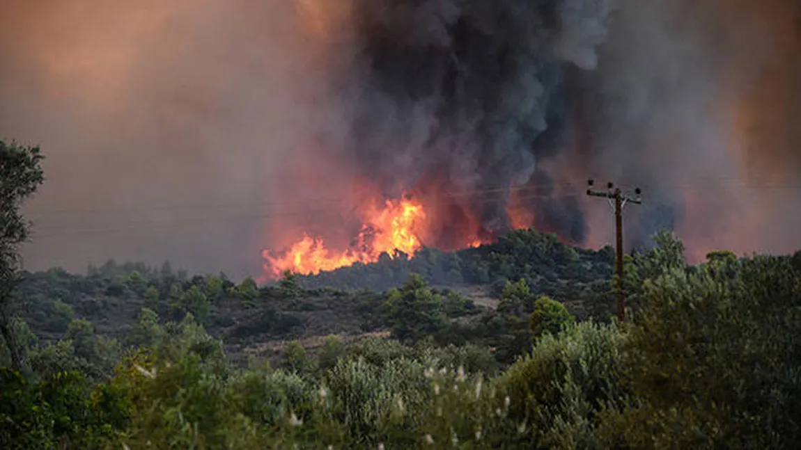 Sute de turişti de pe insula grecească Samos, evacuaţi din cauza unui incendiu de pădure